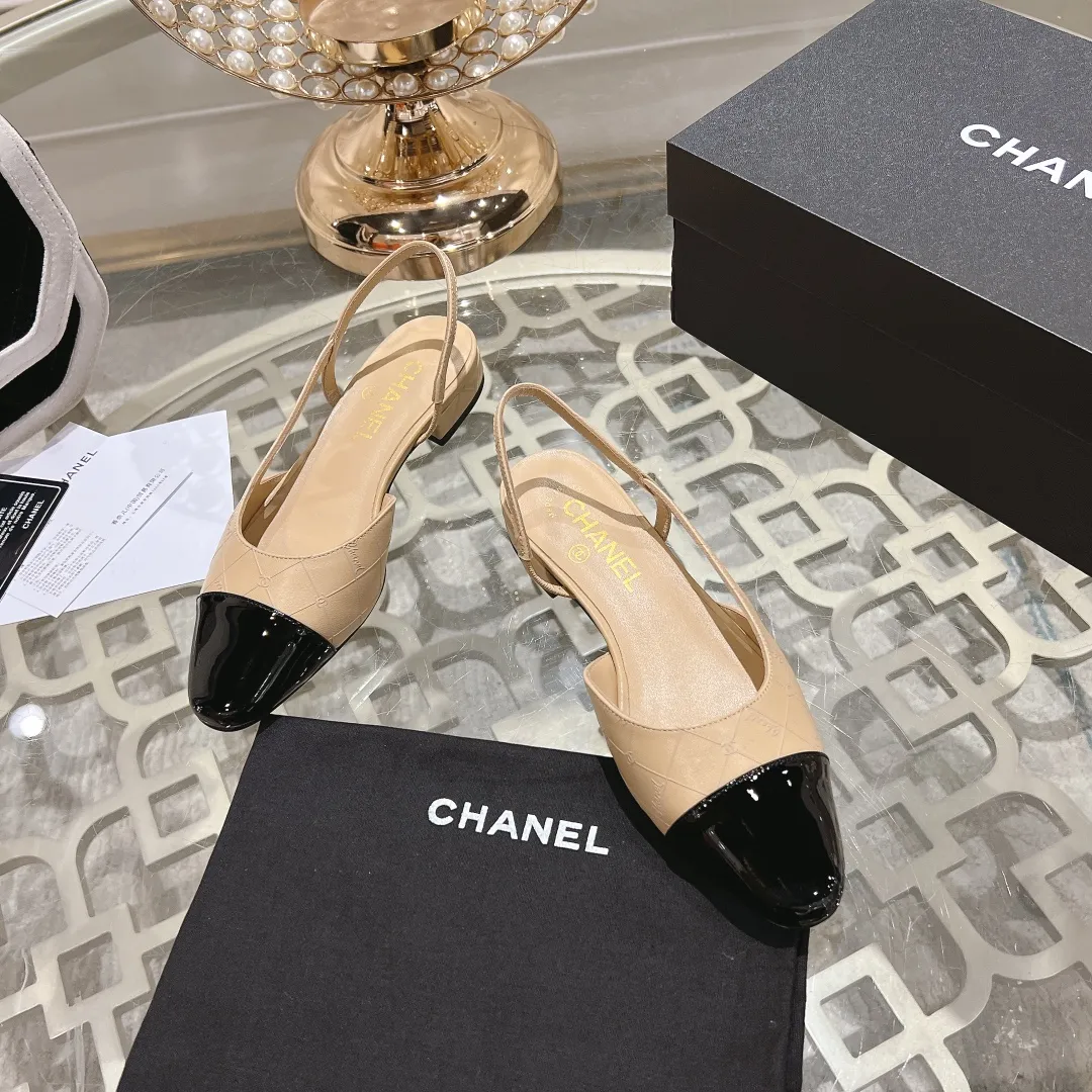 👟👟Ex-factory price 540👟👟 CHANEL Xiangjia 24vs spring and summer new fashion sandals series... Chanel is a very comprehensive noble fashion lifestyle brand. The same models are sold by major fashion bloggers and celebrities in Hong Kong, the United States, and other countries. They are simply beautiful. I fall in love with elegance and the playful sense of the future. I want to own them right away just by looking at them. But you can really think about a pair of exquisite high heels. This series is specially designed for extraordinary and indifferent ladies to create a unique overall effect. CHANEL designs products that inspire women to move forward and highlight their charm... 1️⃣Material: Original customized patent leather + imported sheepskin 2️⃣Inner lining: Original customized imported sheepskin 3️⃣Feet: Original customized imported sheepskin 4️⃣Outsole: Genuine leather sole imported from Italy 5️⃣Heel height: 2.5cm/6.5cm/9cm 6️⃣Number: 34-43 (34.40.41.42.43 customization is not returnable) 7️⃣Packaging: The latest and exquisite full set of packaging at the counter